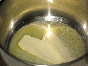 растопленное сливочное масло для молочного соуса